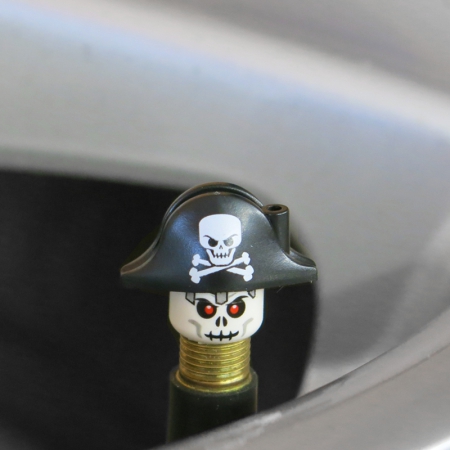 Totenkopf mit Piratenhut (2er Set)